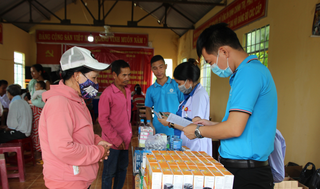 Đoàn viên, thanh niên của Công ty Cổ phần Dược- Vật tư Y tế Đắk Lắk cấp phát thuốc cho người dân.