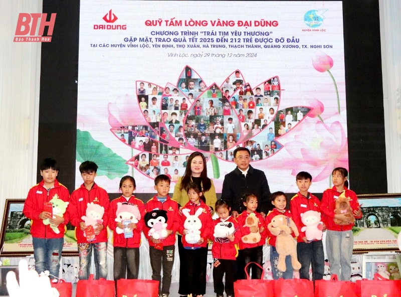 Meeting, giving Tet gifts and sponsorship funds to disadvantaged orphans