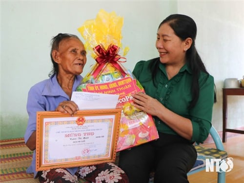 Die Führer des Komitees der Vietnamesischen Vaterländischen Front der Provinz besuchten die älteren Menschen und überreichten ihnen Geschenke.