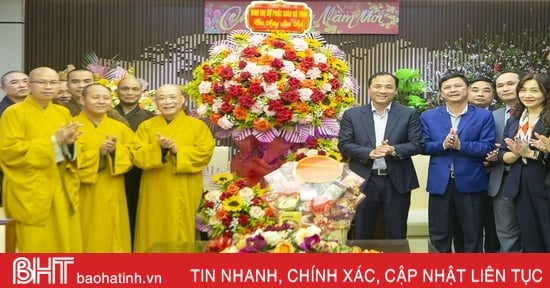 Le Comité exécutif de la Sangha bouddhiste de la province de Ha Tinh souhaite au Comité du Parti et au peuple de la province une bonne année.