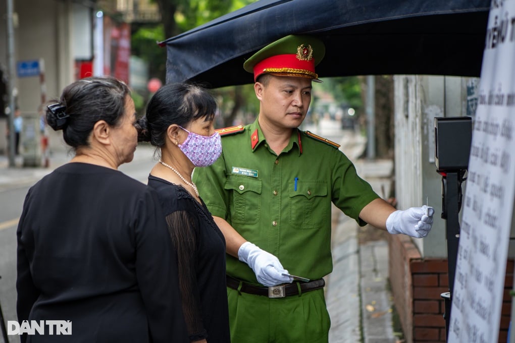 Thầy giáo xúc động, đọc thơ tiễn biệt học trò đặc biệt Nguyễn Phú Trọng - 2