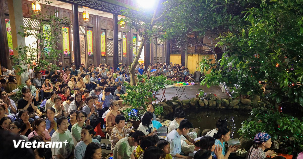 Les gens ont rempli la cour de la pagode Phuc Khanh (Hanoï) pendant la cérémonie de Vu Lan pour montrer leur gratitude aux parents.