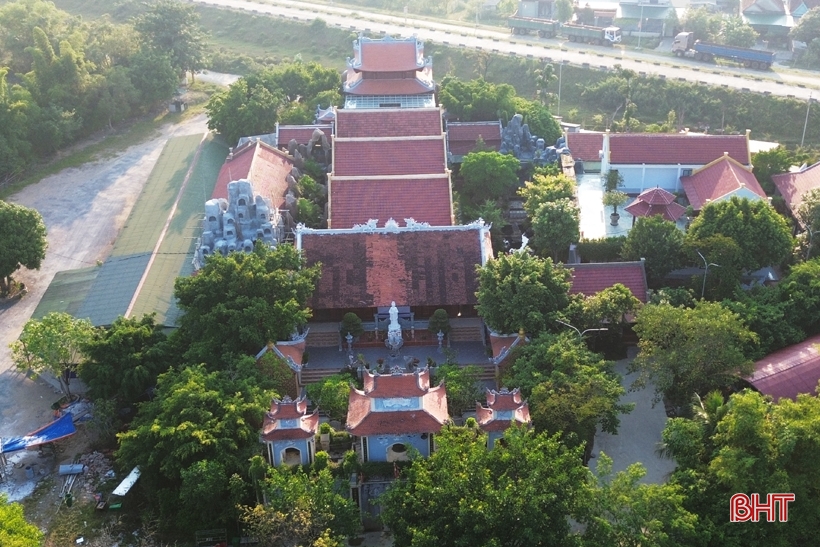 Visitez le temple sacré au pied de la montagne Hong