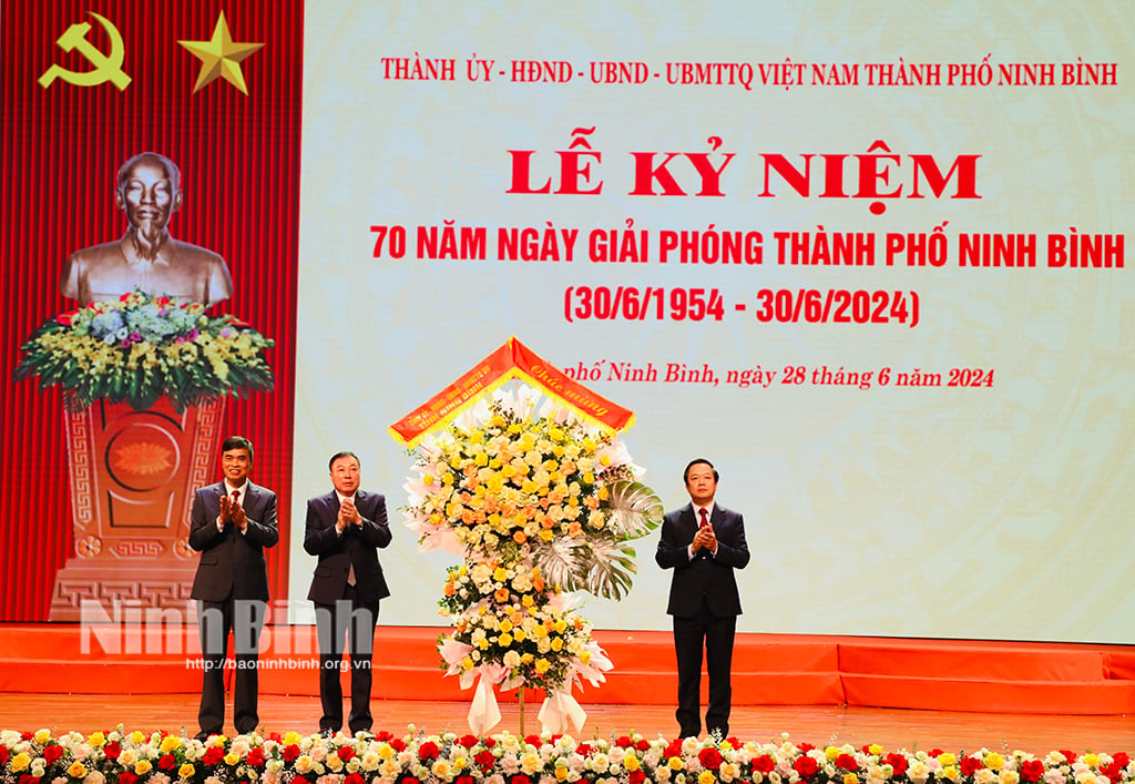 Kỷ niệm 70 năm giải phóng thành phố Ninh Bình Thắp lên niềm tin khơi dậy khát vọng phát triển