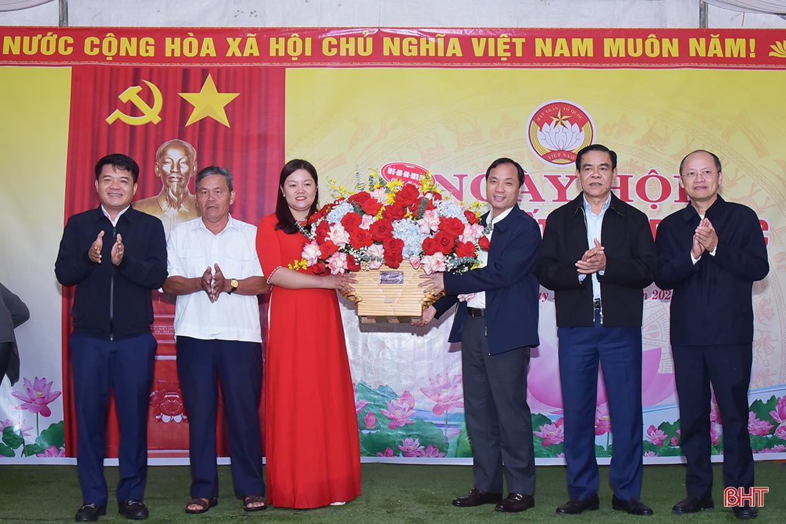 Minister für Planung und Investitionen nimmt an großem Solidaritätsfest teil und unterstützt benachteiligte Familien in Ha Tinh