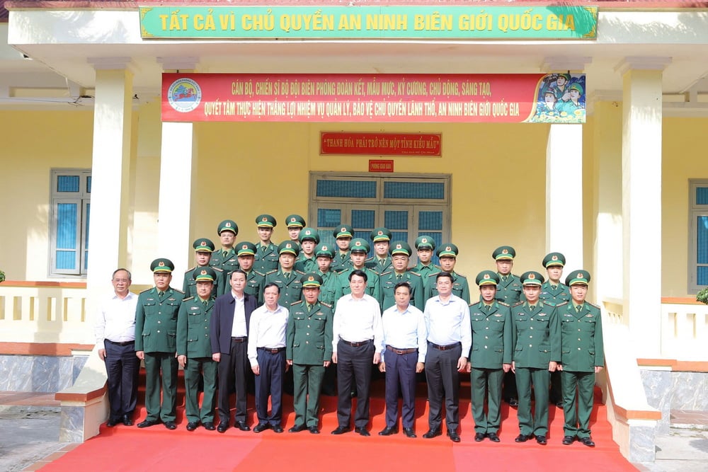 Le président Luong Cuong visite, offre des cadeaux aux familles politiques et encourage les officiers et les soldats du poste frontière de Bat Mot