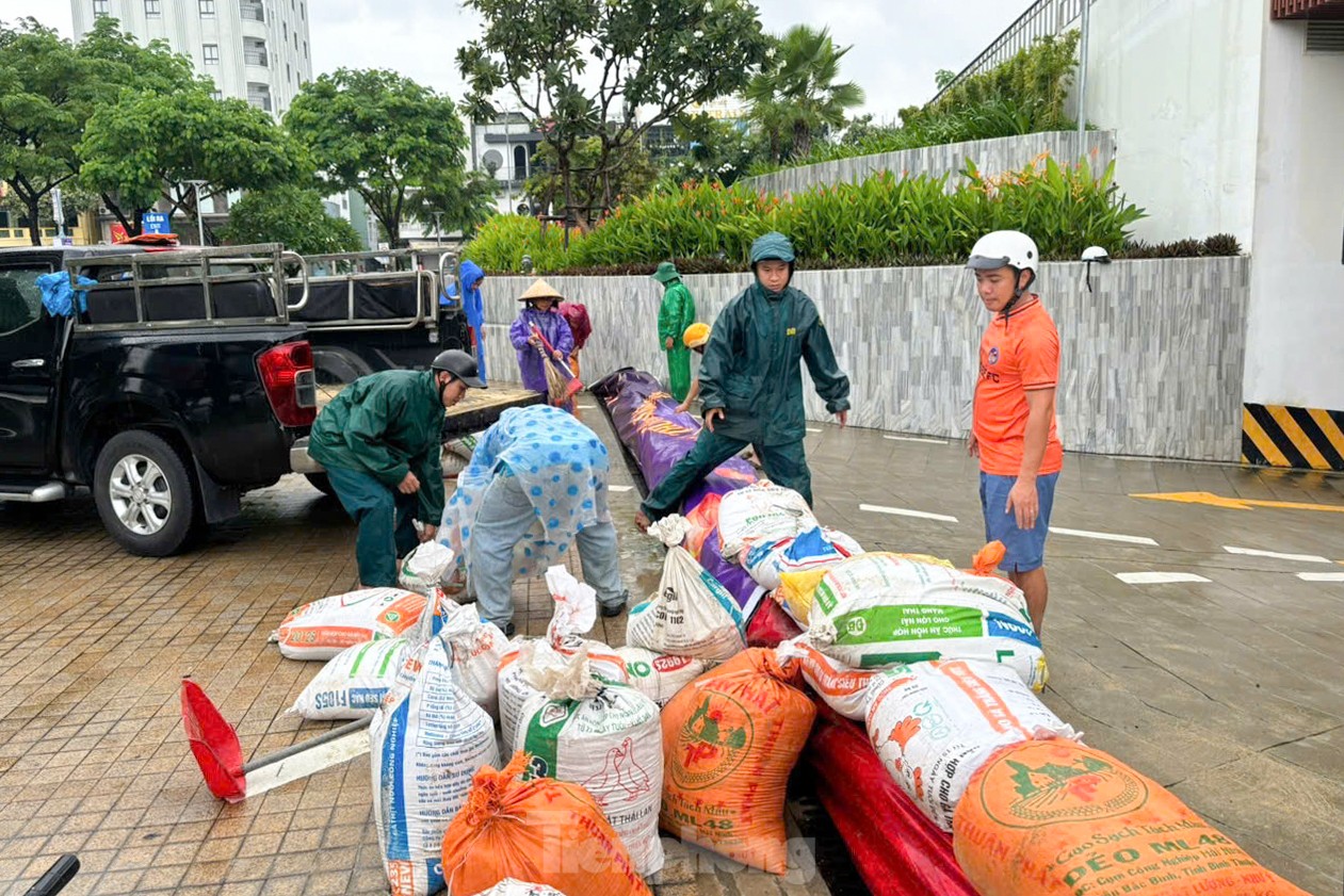 Da Nang aktiviert ein Freiwilligenteam, um Menschen bei der Vorbeugung des Sturms Tra Mi zu helfen. Foto 12