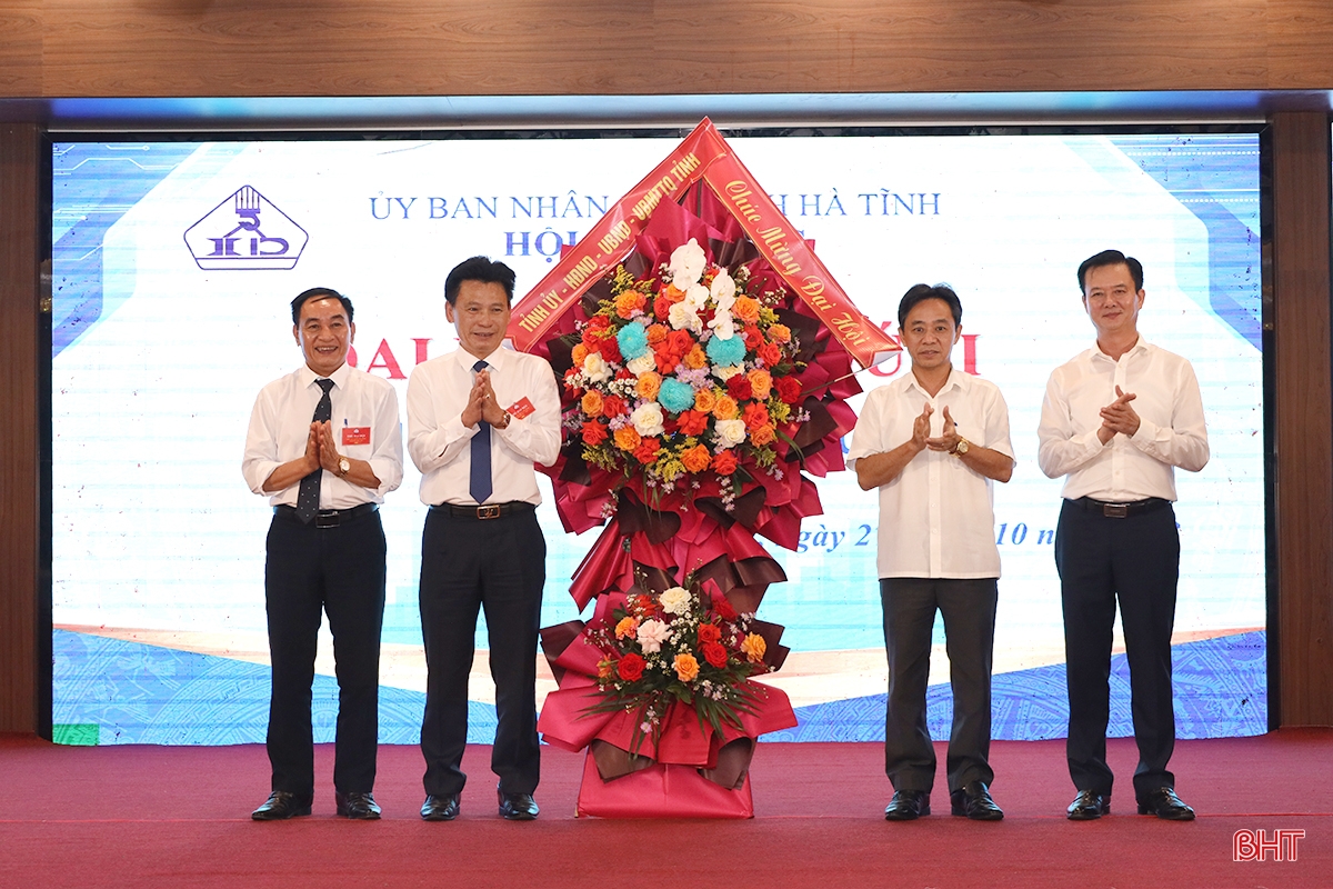 Mr. Nguyen Quoc Ha holds the position of Chairman of Ha Tinh Construction Association.