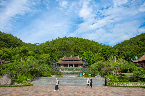 Die Dia Tang Phi Lai Tu Pagode zieht Touristen nach Ha Nam. Foto von : Le Minh Son