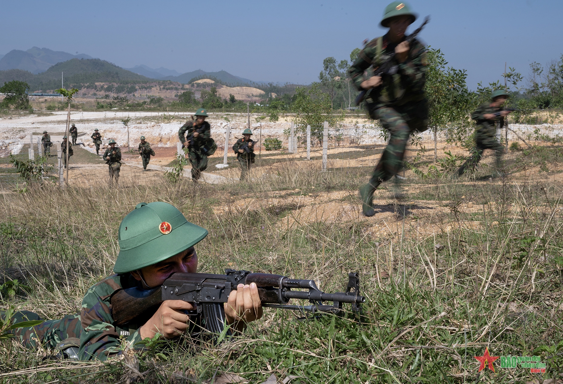 Sao vàng lấp lánh trên biển xanh