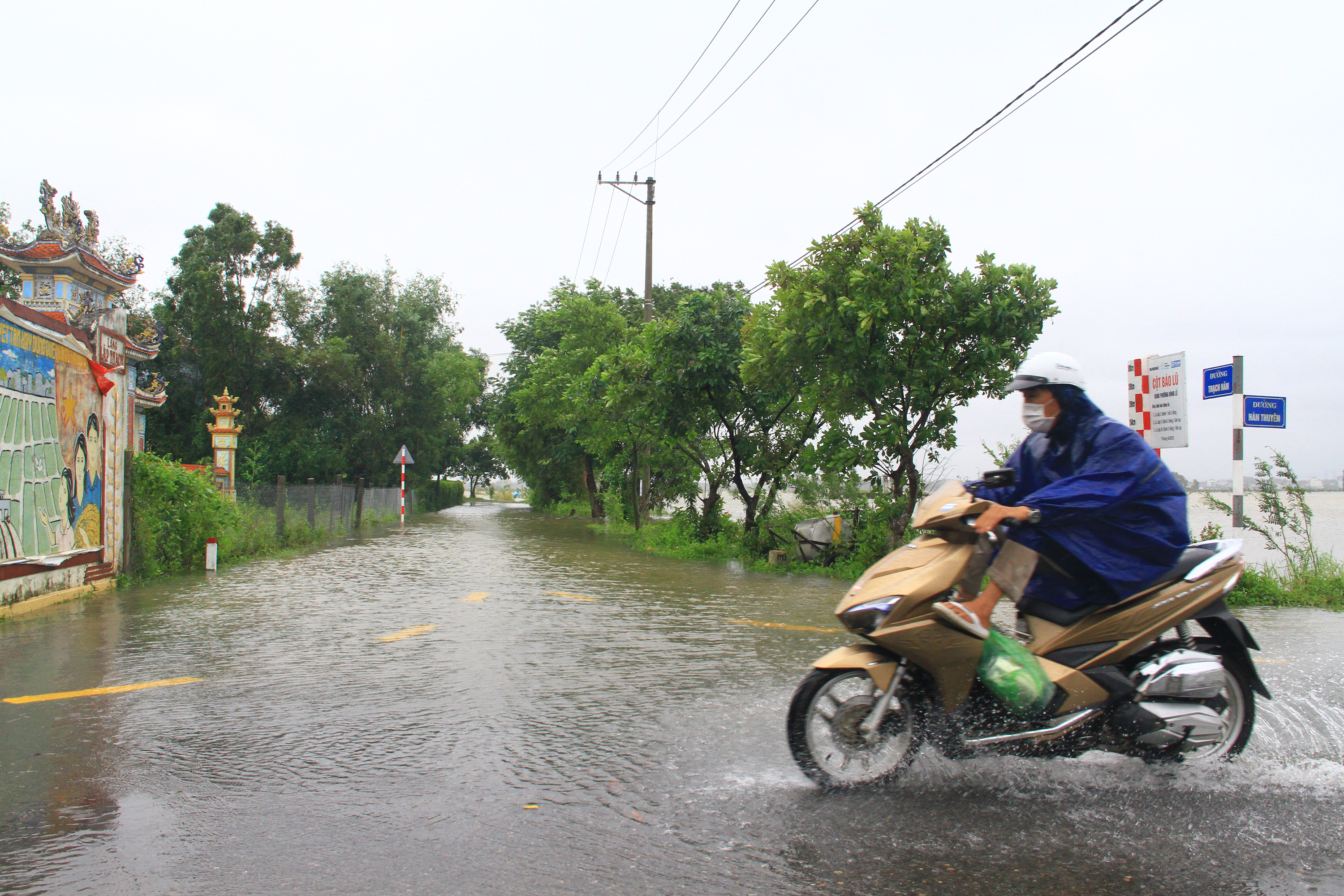 Trường Tiểu học Đông Lễ cho học sinh nghỉ học do nhiều nhà bị ngập