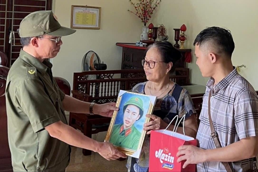 Chef enthousiaste de l'équipe de sécurité du village de Phu Quan (Cam Giang)