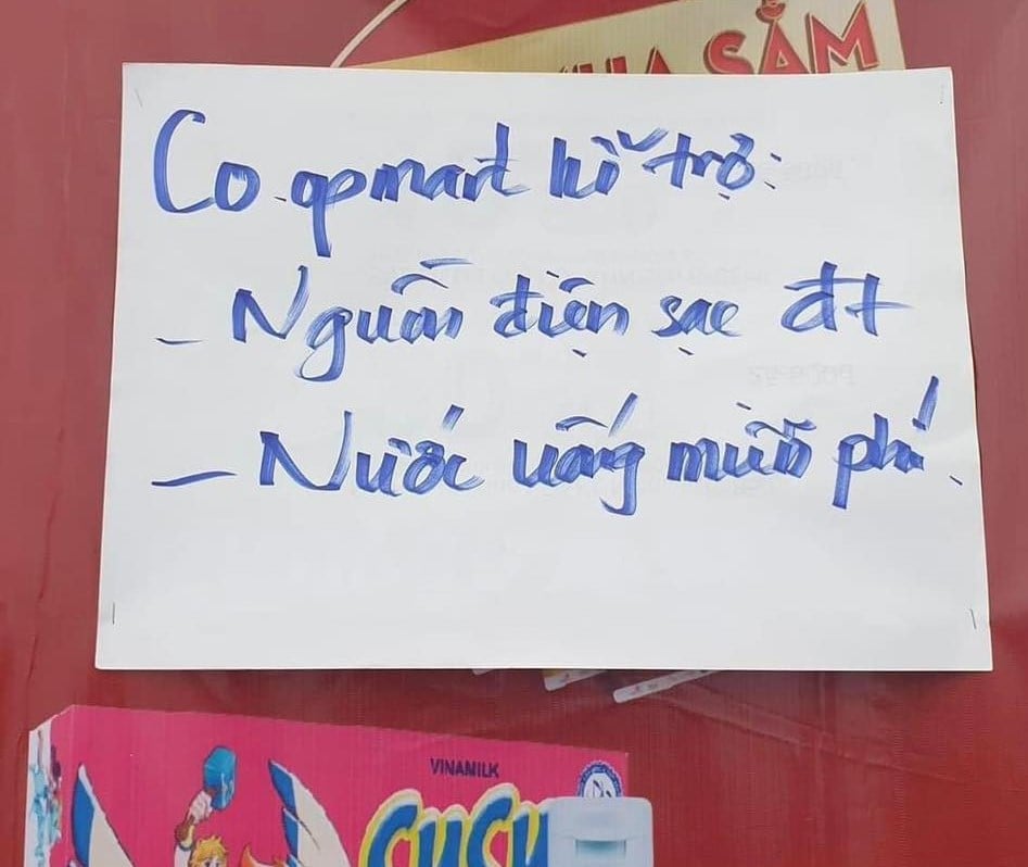 Các siêu thị mở cửa sớm cung cấp nước uống, sạc điện thoại miễn phí cho người dân sau bão