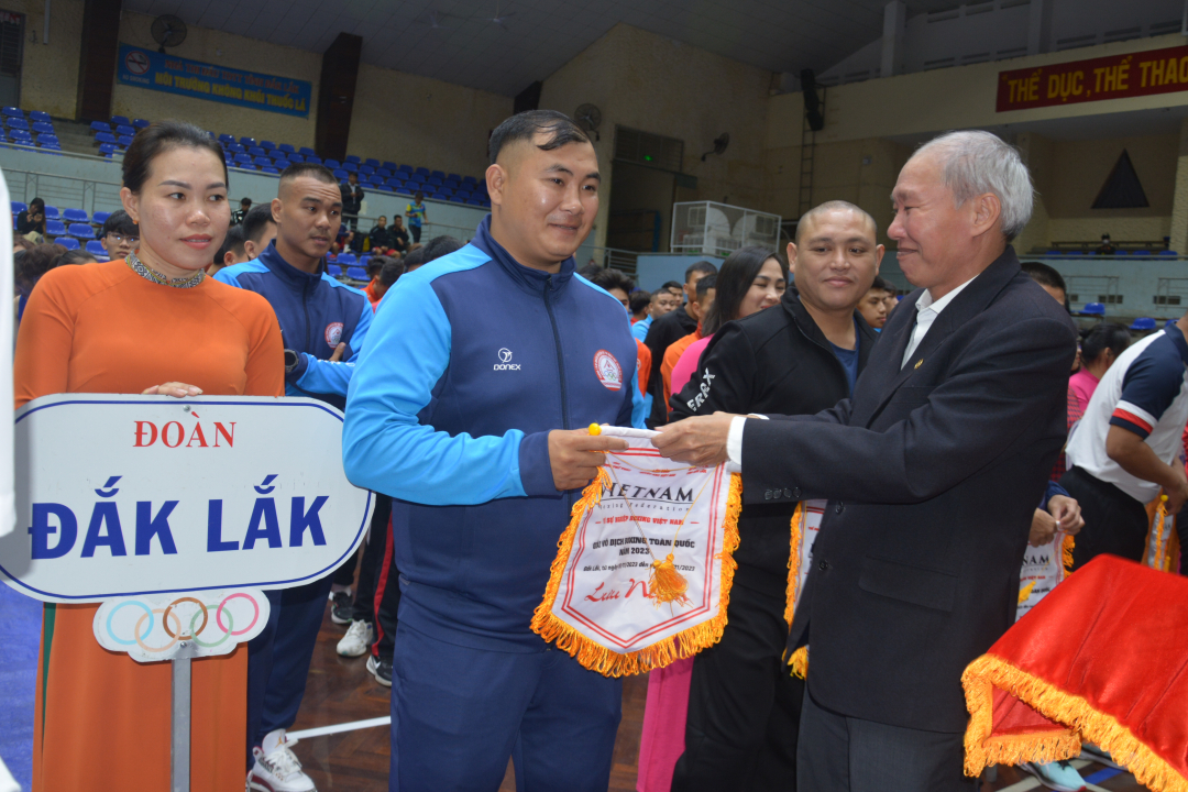 Director of the Department of Culture, Sports and Tourism Thai Hong Ha presented the souvenir flag to the host team participating in the Dak Lak tournament.