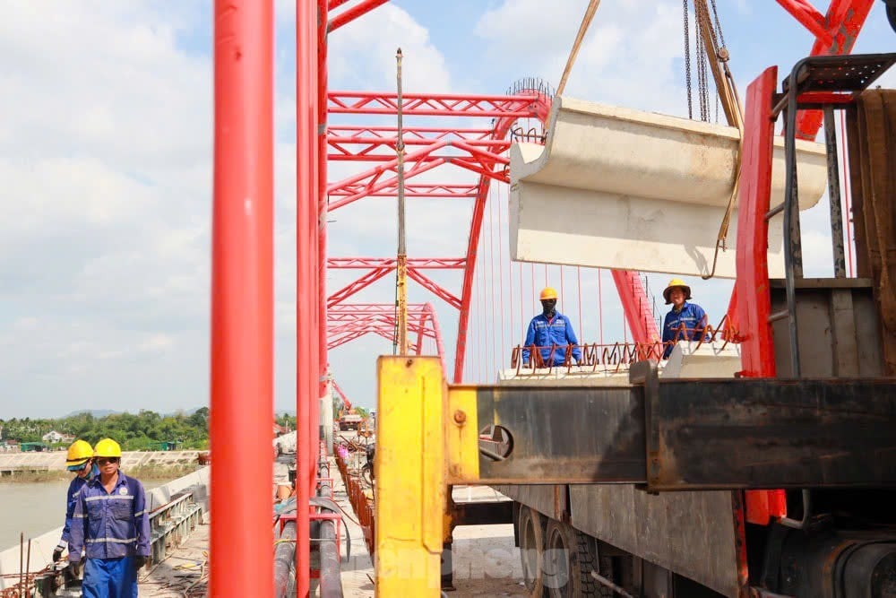 El primer puente de arco de acero en Quang Ngai está listo para abrir al tráfico a finales de año, foto 18