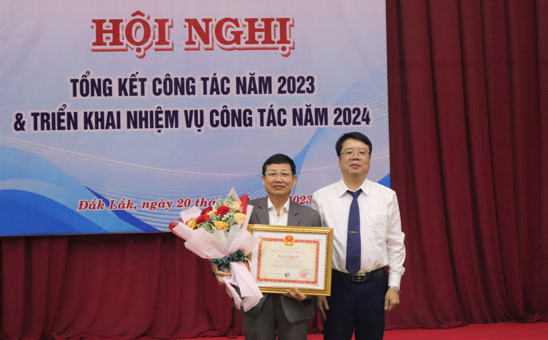 ông Mai Trọng Dũng, Phó Giám đốc Sở Nông nghiệp và Phát triển Nông thôn tỉnh Đắk Lắk vinh dự được nhận Bằng khen của Bộ Tài Nguyên và Môi trường.