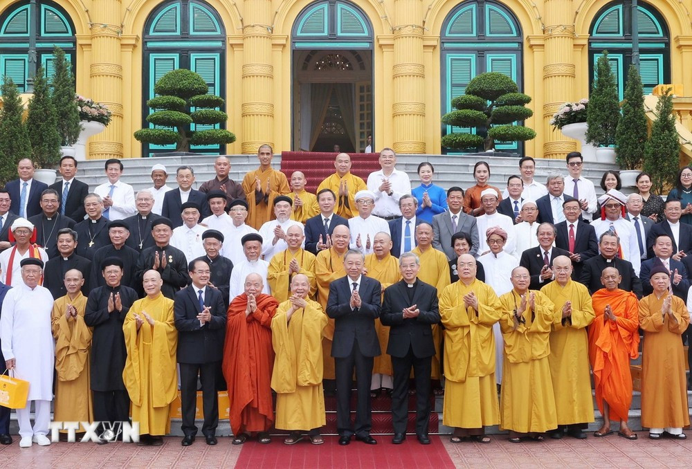 En la tarde del 13 de junio de 2024, en el Palacio Presidencial, el Presidente To Lam mantuvo una cordial reunión con una delegación de dignatarios, funcionarios y líderes de organizaciones religiosas. (Foto: Nhan Sang/VNA)