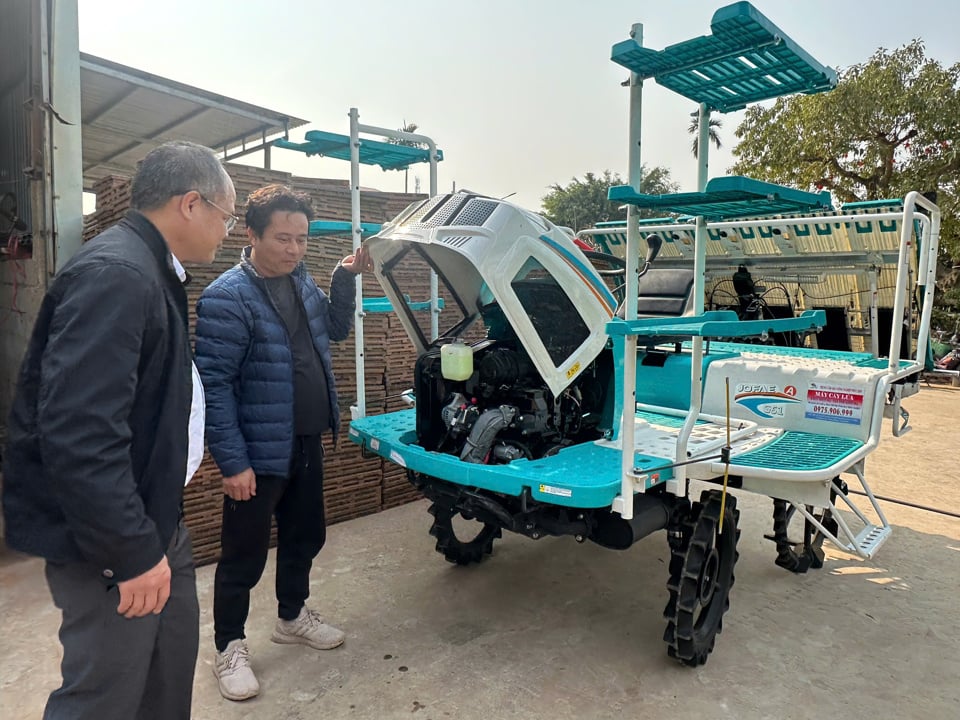 El vicepresidente del Comité Popular del Distrito de Phu Xuyen, Nguyen Trong Vinh, y el director de la Cooperativa Agrícola de Phu Hung, Pham Minh Duc, revisaron la máquina trasplantadora para prepararse para la competencia.