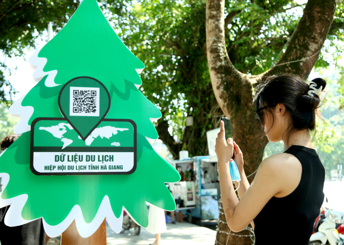 Los turistas escanean códigos QR para obtener información de viaje.