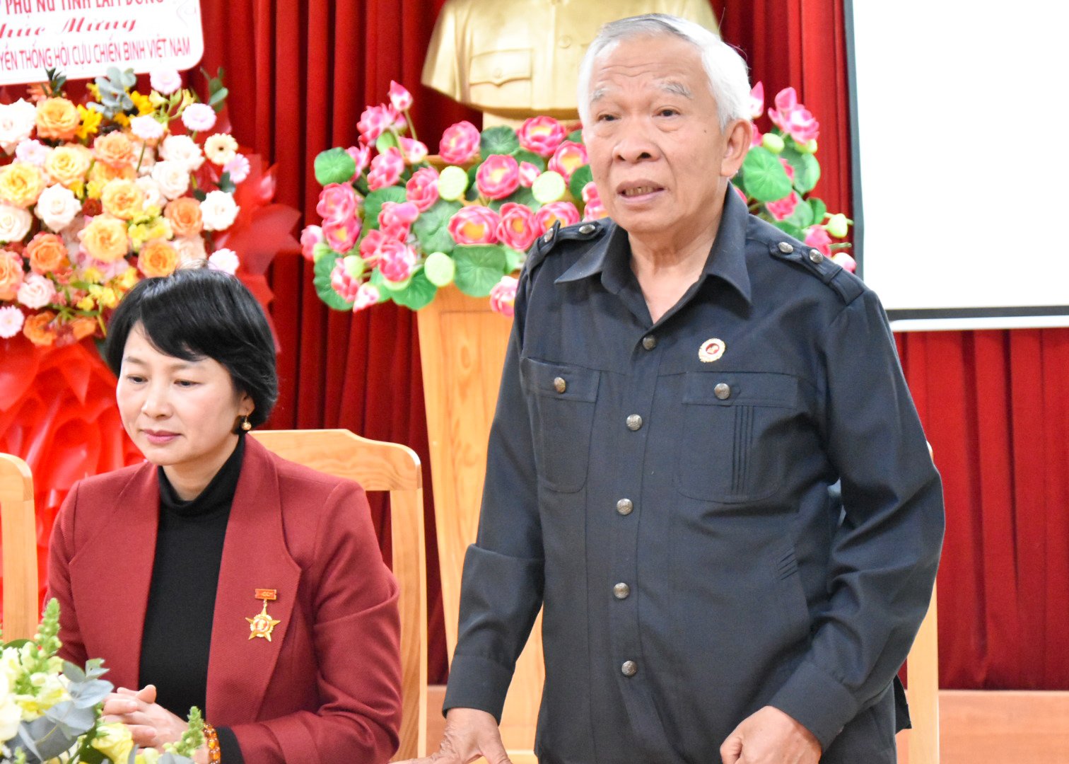 지방 전쟁 참전 용사 협회 회장인 부 콩 티엔(Vu Cong Tien)이 이에 대한 답변으로 연설을 했습니다.