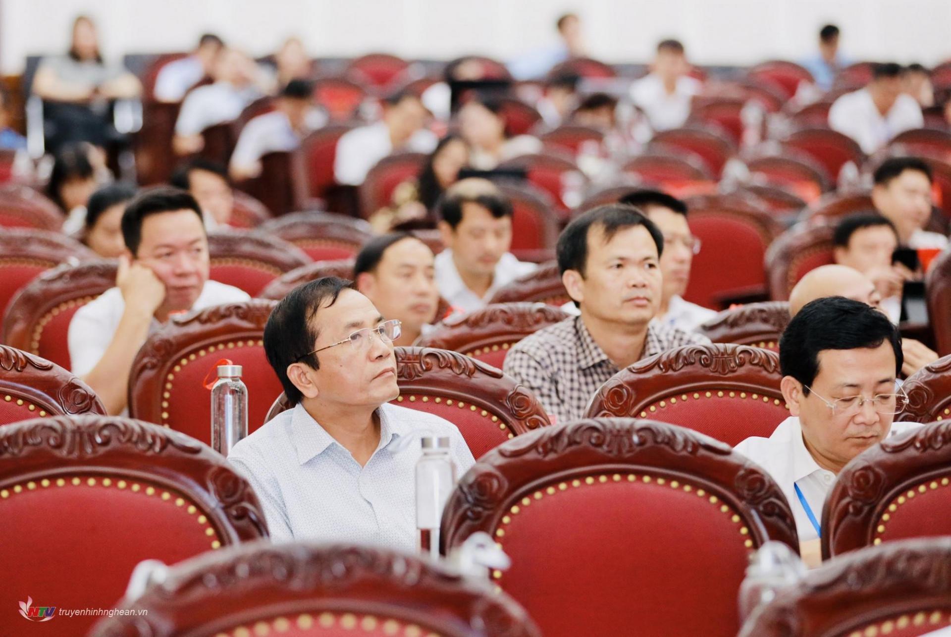 Provincial People's Council delegates attending the meeting.