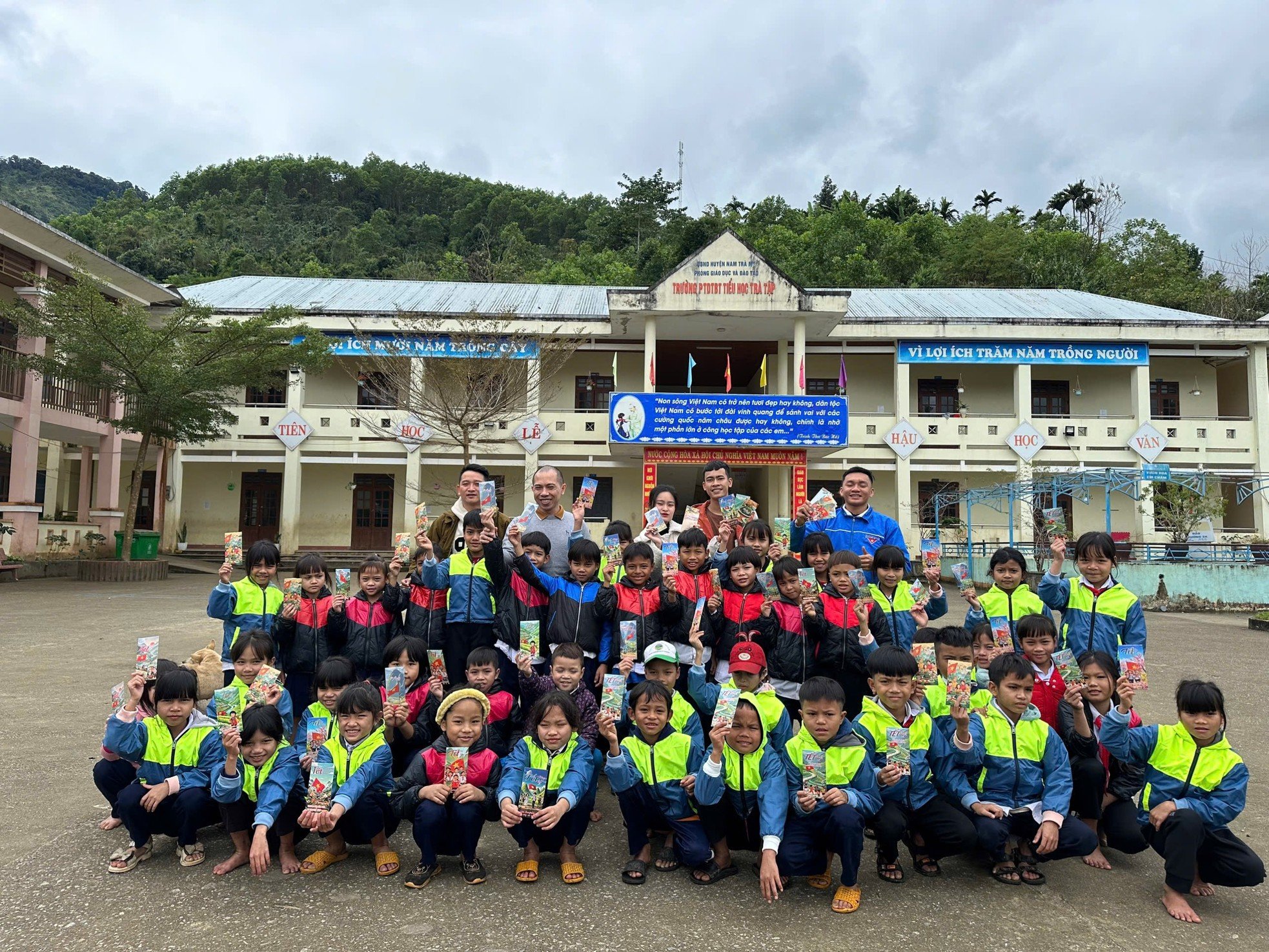 Les enfants des hauts plateaux de Quang Nam reçoivent de l'argent porte-bonheur tôt, photo 14