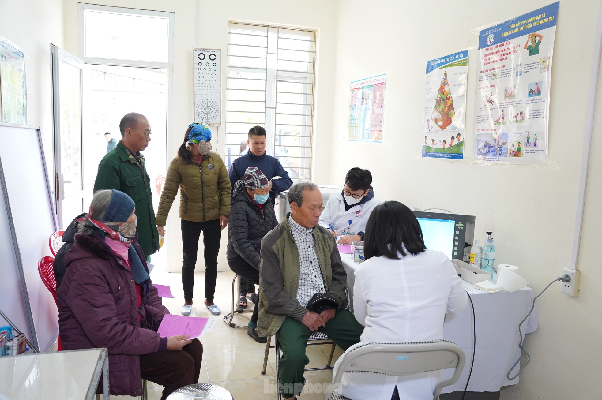 Les jeunes de Quang Ninh bénéficient de contrôles médicaux gratuits sur l'île de l'avant-poste, photo 12