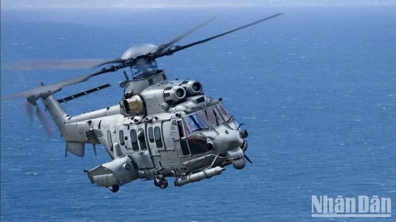 H225M 헬리콥터는 에어버스가 제작한 다목적 군용 헬리콥터입니다.