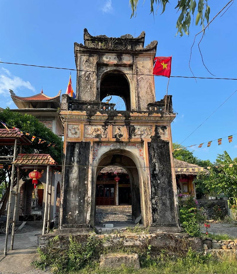 Cổng tam quan chùa Linh Sơn.