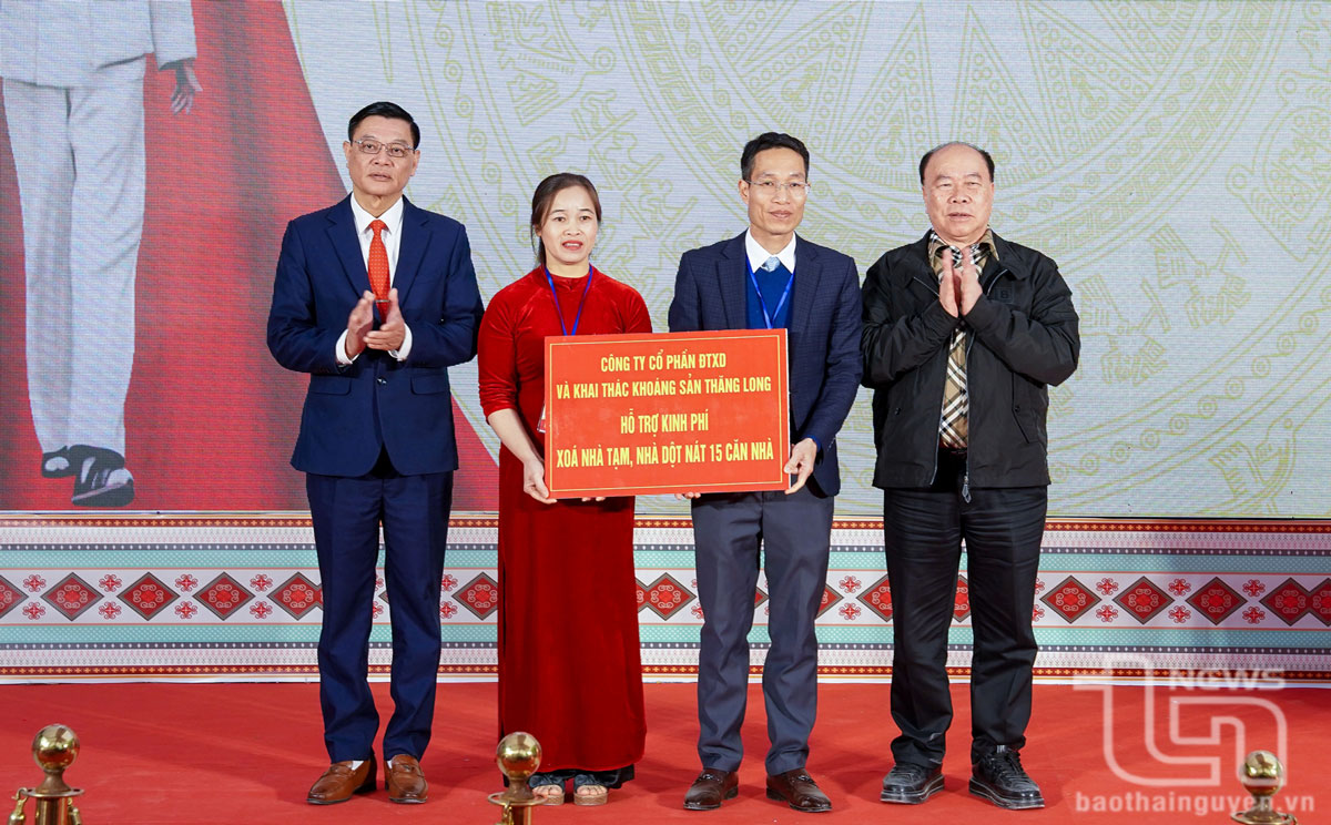 Representatives of Thang Long Mineral Exploitation and Construction Investment Joint Stock Company presented funding to support the removal of 15 temporary and dilapidated houses in Trang Xa commune (Vo Nhai).
