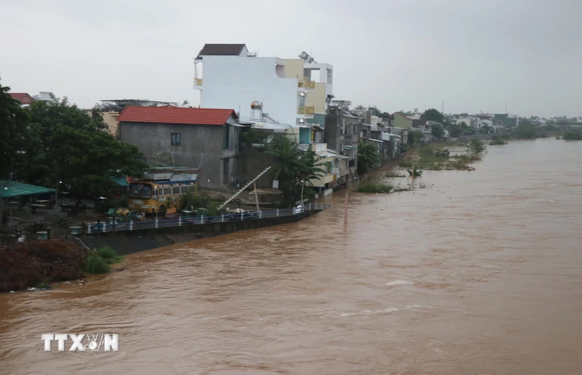 Journée ensoleillée dans le Nord, fortes pluies dans la région de Ha Tinh à Quang Nam