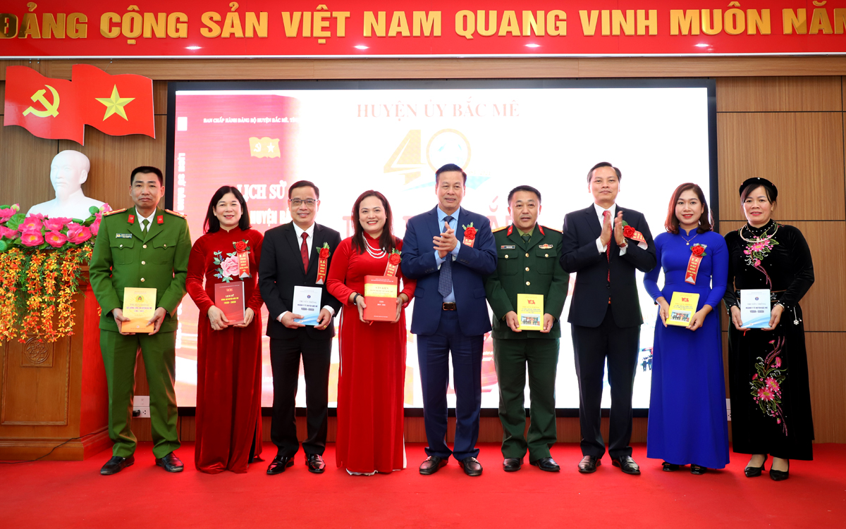 Der Vorsitzende des Volkskomitees der Provinz, Nguyen Van Son, und der ständige stellvertretende Vorsitzende des Volksrats der Provinz, Chung Thi Chien, überreichten den Vertretern der Einheiten Geschichtsbücher.