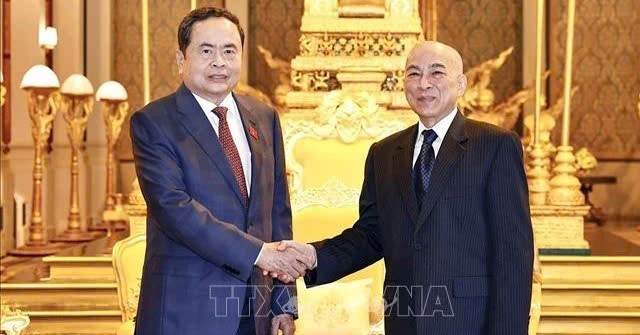 National Assembly Chairman Tran Thanh Man meets with Cambodian King Norodom Sihamoni