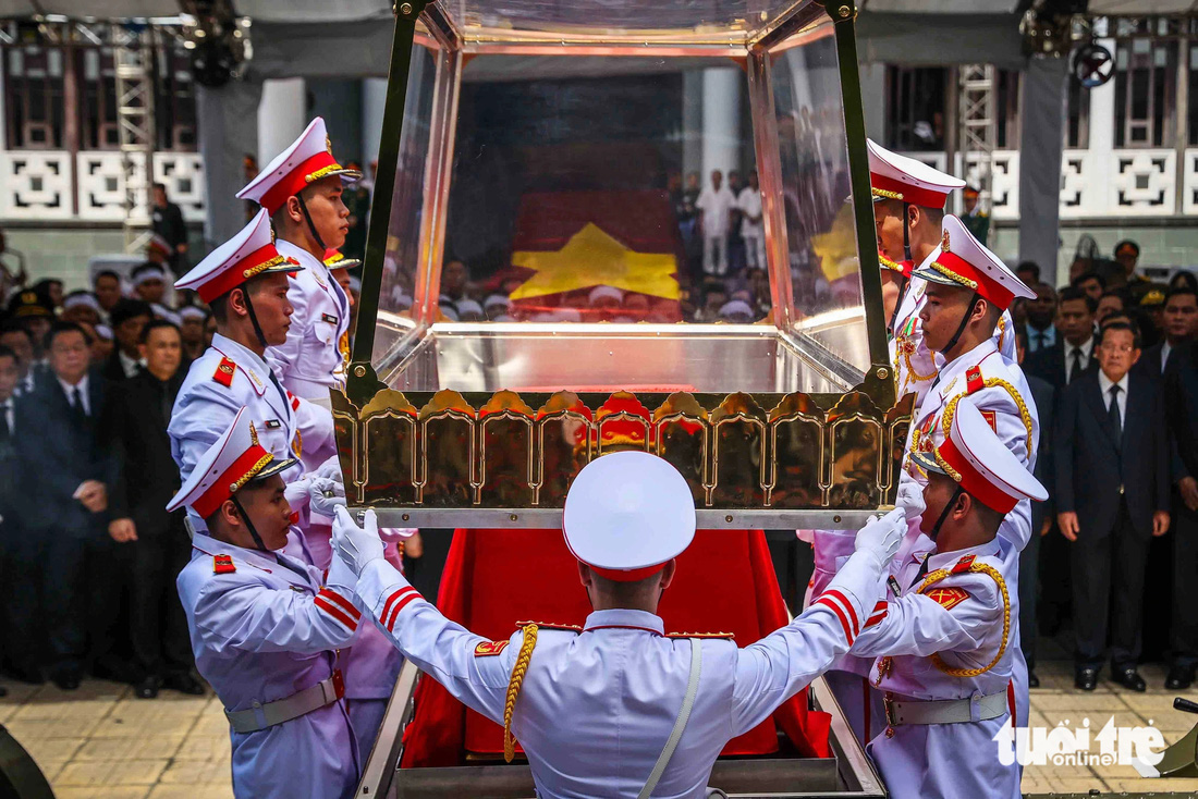 Đội danh dự đưa lồng kính bảo vệ linh cữu Tổng Bí thư Nguyễn Phú Trọng trước khi đoàn linh xa di chuyển đến nghĩa trang Mai Dịch - Ảnh: NGUYỄN KHÁNH