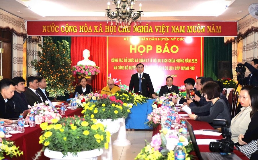 quang-canh-buoi-hop-bao-le-hoi-chua-huong11.jpg