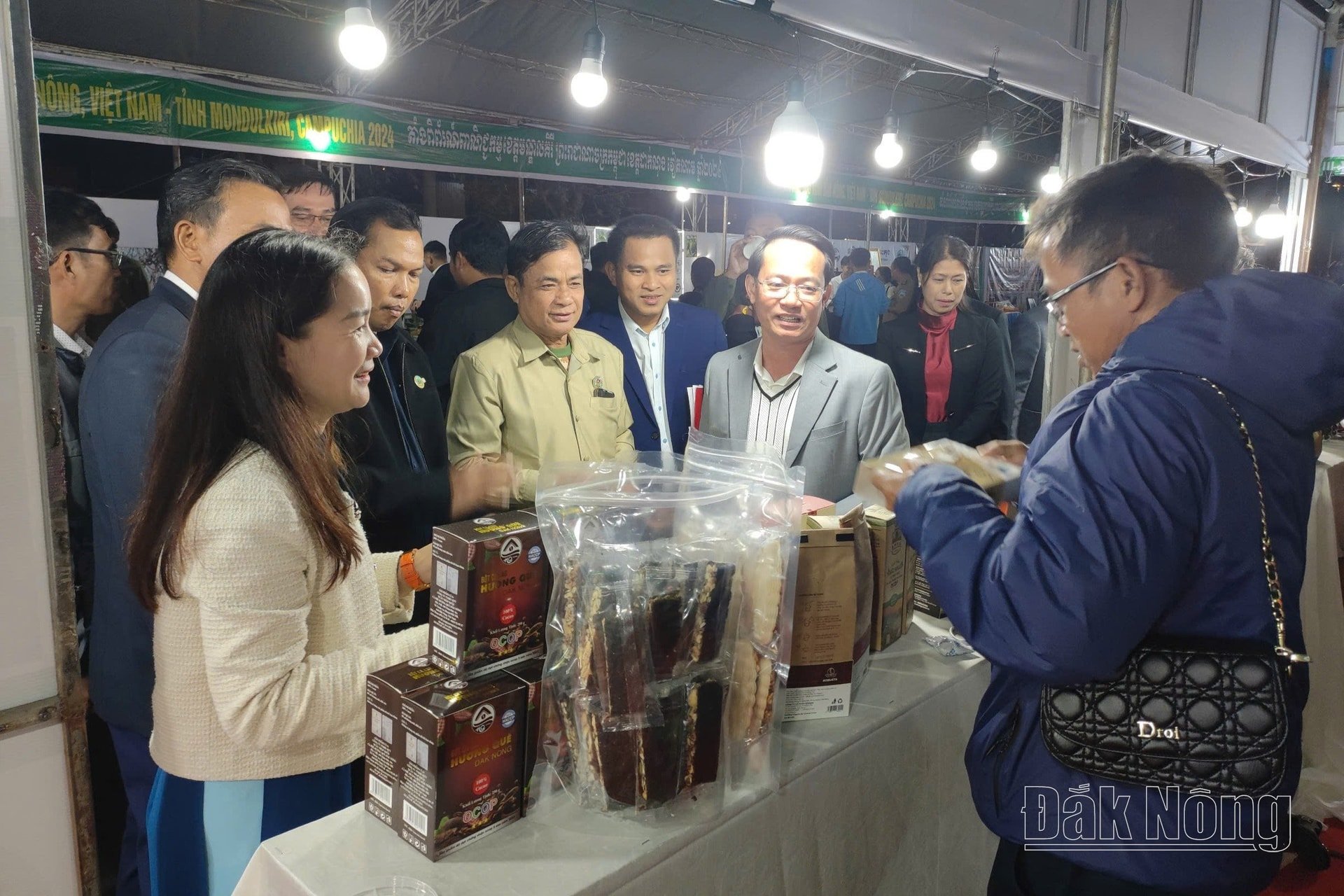 Les délégués découvrent les produits à base de cacao sur le stand des entreprises de Dak Nong.