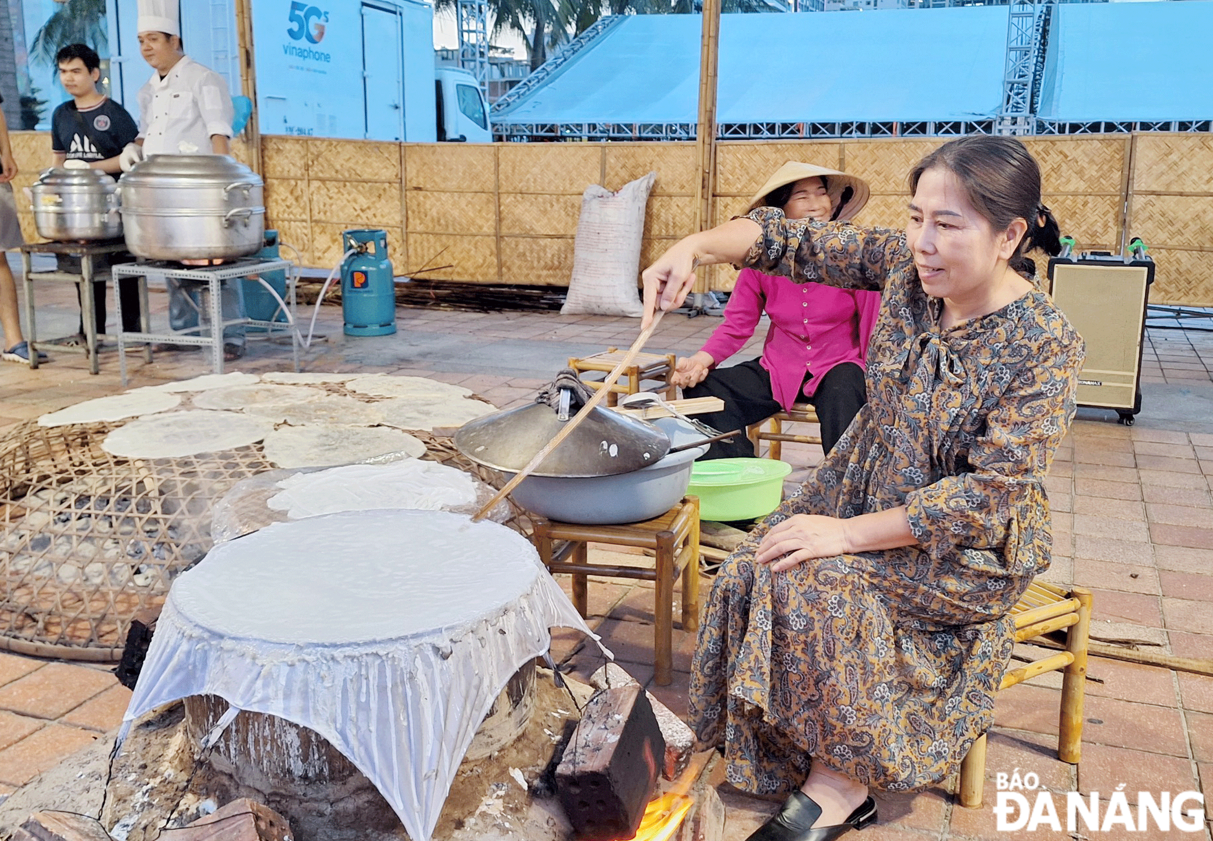 伝統工芸村が再現され、地元住民や観光客が訪れ、体験できるようになっています。写真：2023年ダナン・エンジョイメント・フェスティバルでトゥイロアン・ライスペーパー作りを体験する観光客。撮影：THU HA