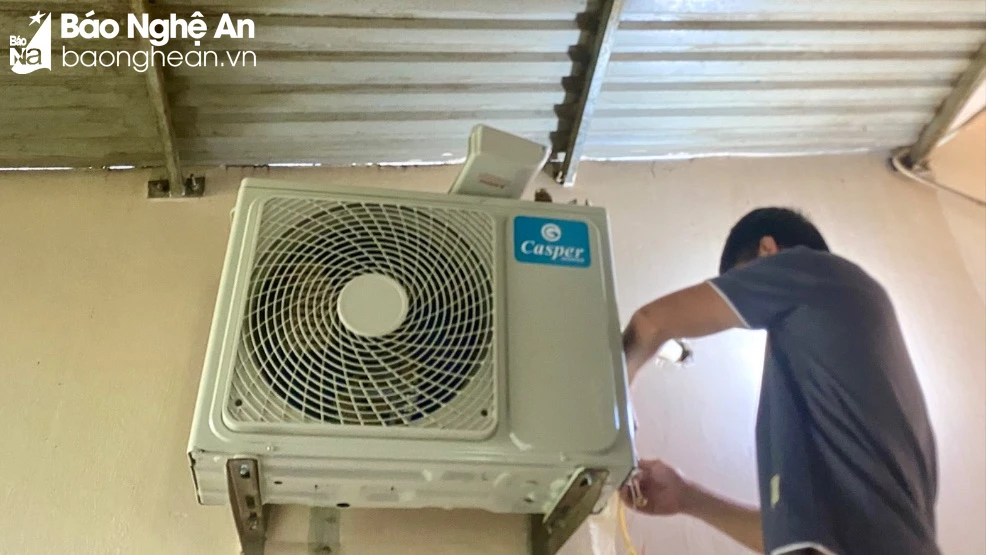 Los técnicos de aire acondicionado en Nghe An ganan millones de dongs cada día durante un calor récord