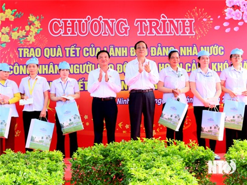 Vice Chairman of the National Assembly Nguyen Khac Dinh visited and wished a Happy New Year in our province