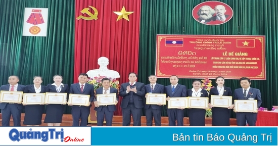 Ceremonia de clausura de la clase de teoría política intermedia para los cuadros de las provincias de Savannakhet y Salavan