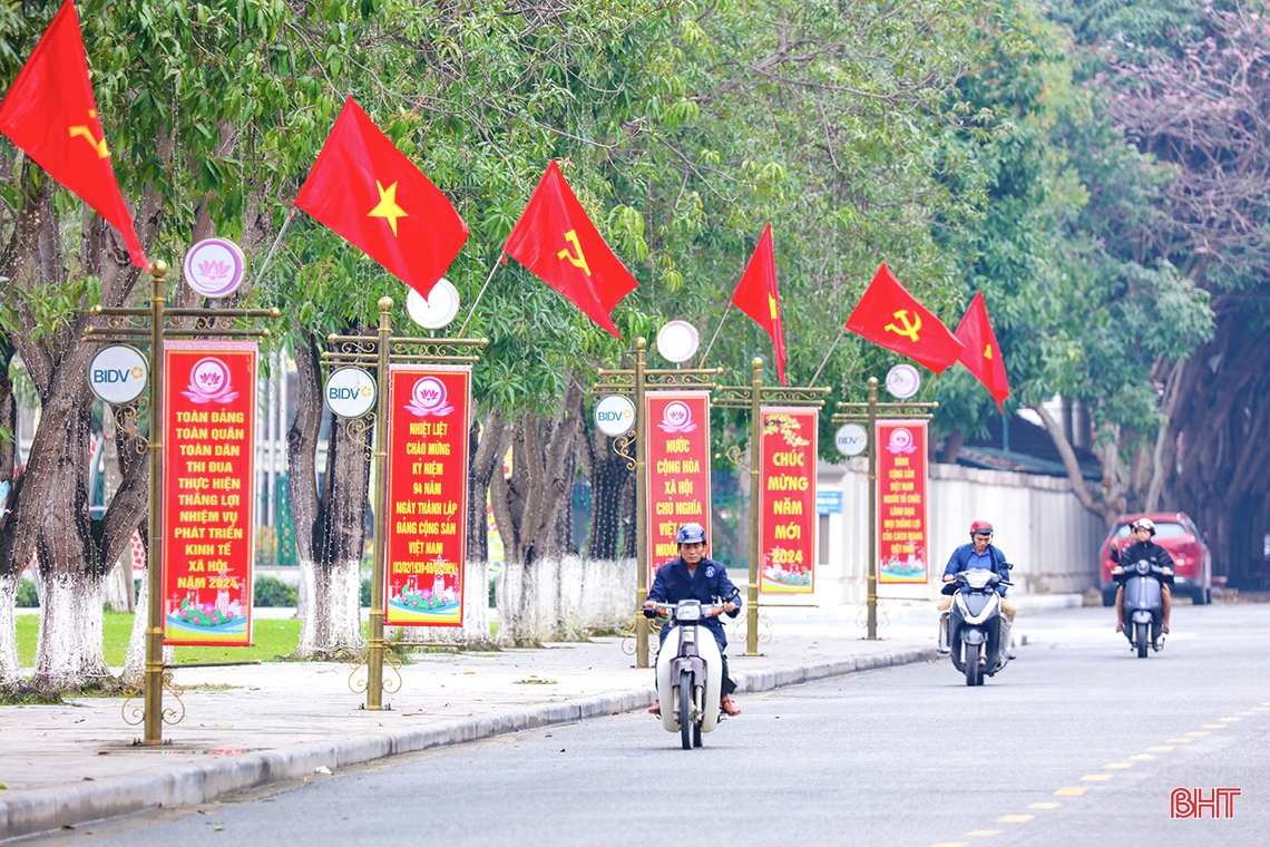 Las calles de Ha Tinh se iluminan con banderas y flores para celebrar el 94º aniversario de la fundación del Partido.