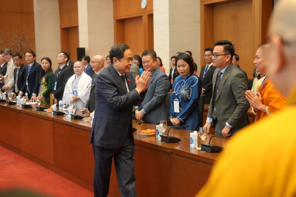 Le président de l'Assemblée nationale, Tran Thanh Man, interagit avec des Vietnamiens d'outre-mer exceptionnels. Photo: Huy Hoang