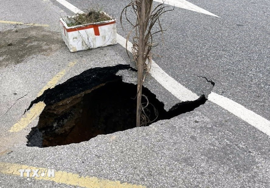 国道18号線に「死の」穴が出現