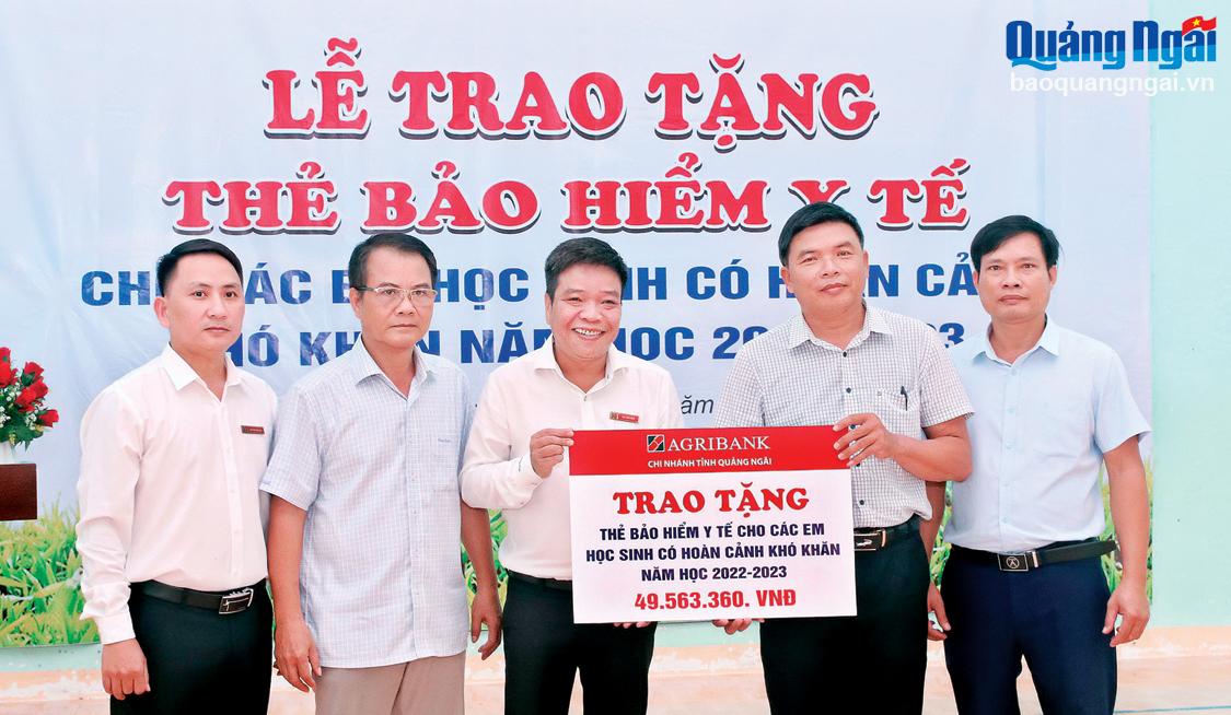 Agribank Quang Ngai는 어려운 상황에 처한 학생들에게 건강보험 카드를 지원하기 위해 성 사회보험청과 협력하고 있습니다.  사진: aqn