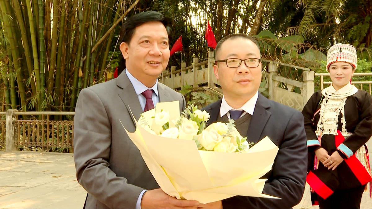 The working delegation of the Propaganda Department of Ha Giang Provincial Party Committee went to exchange experiences in Van Son district, Yunnan province (China).