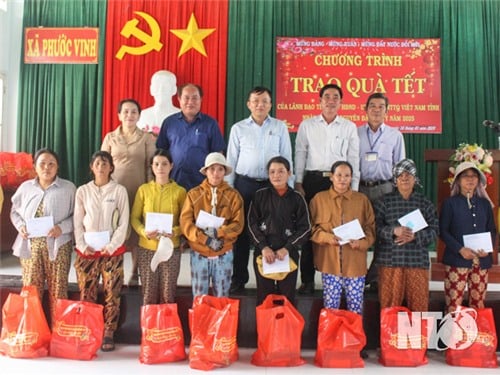 Provincial People's Committee leaders visited and presented gifts to poor households in Phuoc Vinh commune