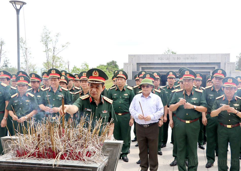 Đại tướng Phan Văn Giang, Bộ trưởng Bộ Quốc phòng dâng hương tưởng niệm các anh hùng liệt sĩ Điện Biên Phủ