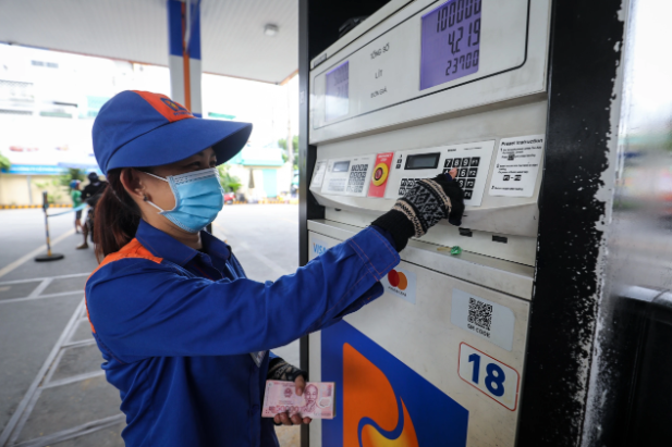 Les prix de l'essence augmentent, RON95-III jusqu'à 20 746 VND par litre