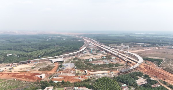 ទិដ្ឋភាពបែប Panoramic នៃការដ្ឋានសំណង់ប្រសព្វតម្លៃរាប់ពាន់លានដុល្លារ ដែលតភ្ជាប់ផ្លូវហាយវេជាមួយព្រលានយន្តហោះ Long Thanh
