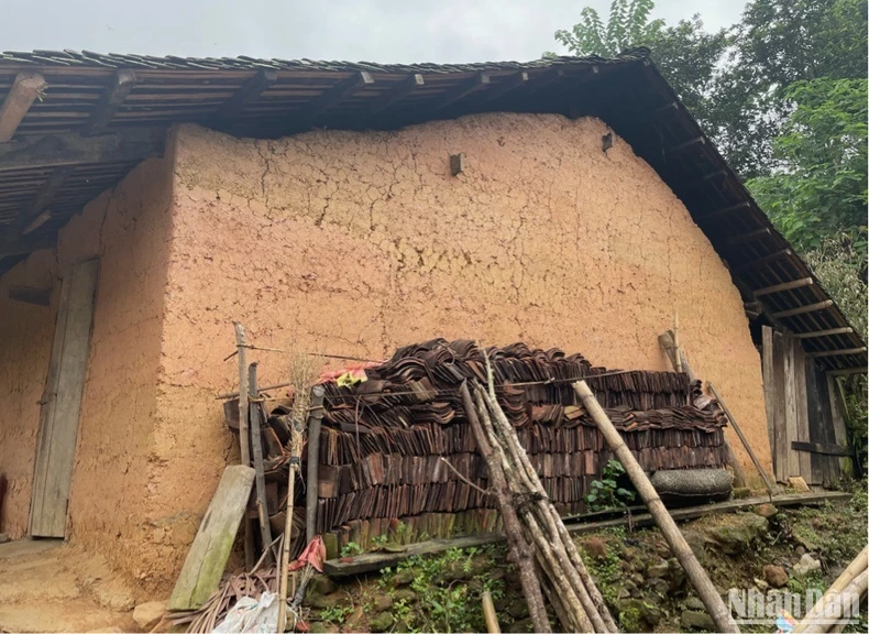 Architecture unique des maisons en terre et des toits yin-yang du peuple Dao Tien à Cao Bang photo 13